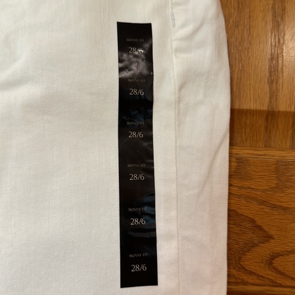 NWT Banana Republic jeans, mid-rise, skinny fit, size 28/6. - Picture 6 of 7